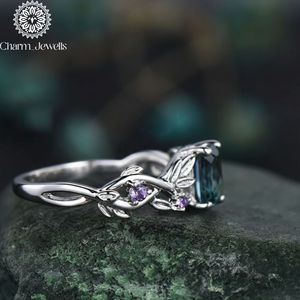 Bague de fiançailles Charm_Jewells pour femme en or 18 carats avec moissanite taille coussin certifiée IGI 3 grammes, motif végétal vintage, sertie à griffes - Product Image 5
