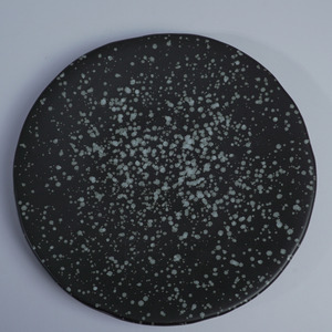 Assiette à dîner en céramique premium Japandi noire mouchetée avec glaçure réactive 26 cm, compatible lave-vaisselle, pour restaurant, hôtel, café, service de steaks - Product Image 1