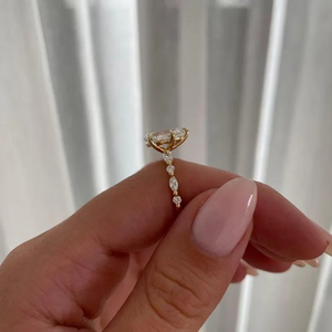 Anillo de Diamantes con Corte Pera Estilo Vintage, Anillo de Novia Delicado con Detalles Marquise, Anillo de Compromiso Dorado, Joyería Nupcial Minimalista - Product Image 4