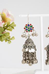 Boucles d'oreilles pendantes tribales afghanes avec incrustation d'émail coloré, gravures tribales géométriques et pièce de monnaie Kuchi signature - Product Image 3