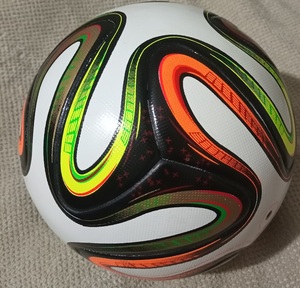 ลูกฟุตบอล Patolay สีขาว PU แบบเชื่อมด้วยความร้อน พร้อมไส้บอล NSR ขนาด 5 RTB 8704 น้ำหนัก 410-440 กรัม สำหรับฝึกซ้อม ผลิตในประเทศปากีสถาน - Product Image 5