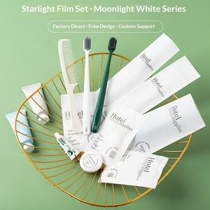 ชุดอุปกรณ์ในห้องน้ำแบบใช้แล้วทิ้ง ยี่ห้อ Hotel Supplies Deluxe Selecting Item  พร้อมถุงพลาสติกแบบรักษ์โลก ชุดของใช้ในโรงแรมพร้อมยาสีฟัน - Product Image 1