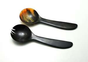 Ensemble de 2 cuillères à salade en corne, design élégant, fabriquées à la main à partir de corne de buffle naturelle, à prix abordable. - Product Image 4