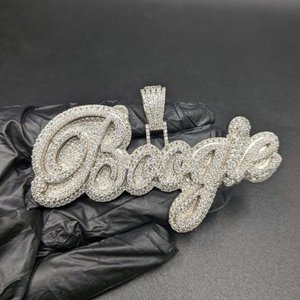 Colgante Personalizado con Nombre – Moissanita Redonda de Corte Brillante VVS en Plata de Ley 925 para Mujer - Product Image 1
