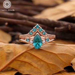 Bague de fiançailles classique pour femme Charm Jewells, trois pierres en moissanite taille coussin, plaqué or 18 carats, sertie à griffes, IGI - Product Image 1