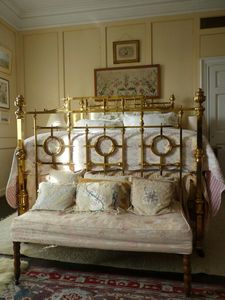 Exquisito marco de cama de latón con acabado pulido a mano, estilo vintage, patas resistentes y presencia elegante en el dormitorio. - Product Image 6