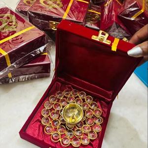 Ensemble de Diya en cristal élégant, magnifiquement conçu avec un motif floral, Diya qui reflète la lumière avec grâce pour les fêtes de déménagement - Product Image 1