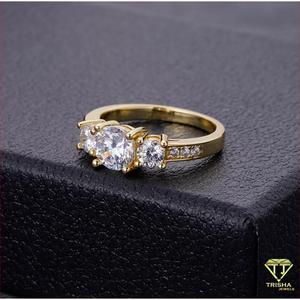 Anillo de tres piedras de plata 925 con diamante cultivado en laboratorio, tono dorado, joyería elegante para compradores mayoristas. - Product Image 3