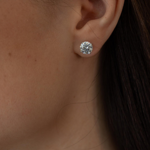 Boucles d'oreilles solitaires en argent sterling 925 plaqué or 14 carats avec zircon de 2 carats chacun pour cadeau d'anniversaire unisexe par Avarta Jewellery - Product Image 2