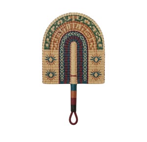 Éventail unique en jonc de mer tressé, avec des accents vert foncé rouille et bleu marine effet soleil, outil de rafraîchissement artisanal pour les coiffures estivales - Product Image 1