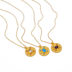 Collar con Medallón de Halo de Esmeralda y Piedra Central Color Rubor en Acabado Dorado de Inspiración Vintage, Joyería para Mujer para Ocasiones Especiales - Product Image 6