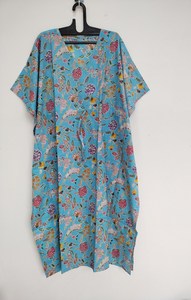 Vestido Kaftán de Algodón Azul con Estampado Floral Hecho a Mano en India, Traje de Playa para el Verano - Product Image 3