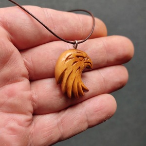 Collar con Colgante de Cabeza de Águila Tallado a Mano en Madera Natural, Amuleto de Pájaro Hecho a Mano, Joyería de Regalo - Product Image 2