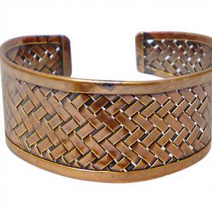Bracelet en cuivre pur texturé fait à la main pour femmes et hommes, soulagement de l'arthrite, artisanat en métal vintage large en cuivre foncé - Product Image 1