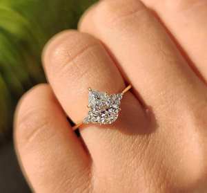 Élégante bague en forme de poire avec grappe de diamants et accents ronds étincelants, un chef-d'œuvre de joaillerie de luxe pour fiançailles, anniversaire ou mariage. - Product Image 1
