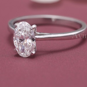 Bague de fiançailles solitaire en diamant taille ovale certifié IGI en or 18 carats - Product Image 2