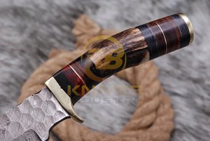 Couteau de chasse à lame fixe en acier Damas personnalisé OEM avec manche en corne de cerf, couteau de survie et de bushcraft ultra-affûté, étui en cuir - Product Image 3