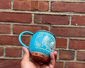 Taza de Cobre Azul con Diseño Floral Grabado, Perfecta para Té y Agua Detox, Vajilla Tradicional para el Hogar y Bienestar - Product Image 6
