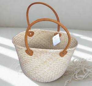 กระเป๋าโท้ทสไตล์วินเทจทำจากหญ้าทะเลของเวียดนาม ดีไซน์เปิดด้านบน ตกแต่งด้วยดอกไม้ทำมือ กันน้ำ แฟชั่นสำหรับผู้หญิง - Product Image 1