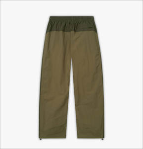 Conjunto deportivo diseñado para el rendimiento diario. Conjunto cortavientos oversize para mujer con un estilo deportivo práctico. - Product Image 4