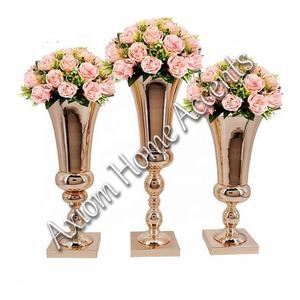 Axiom Home Accents Vase en métal en aluminium fabriqué à la main Glaçure transparente élégante moderne pour un décor de table élégant et unique - Product Image 1