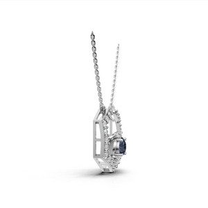 Collier pendentif floral hexagonal en or 18 carats avec pierre centrale ronde bleue et pierres rondes bleues de laboratoire - Product Image 3