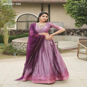 Colección Premium de Lehenga-Choli y Dupatta de Seda Tradicional India con Bordado y Detalles en Zari, Moda Femenina - Product Image 1