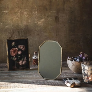Miroir de courtoisie contemporain en métal avec forme d'arche facetée et support sur chevalet pour coiffeuse et salle de bain - Product Image 2