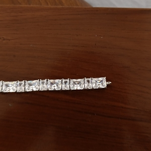 Bracelet tennis en argent 925 avec diamants taille princesse Revalia pour femme, bijou de luxe classique et romantique, idéal pour mariage et soirée, finition polie. - Product Image 2