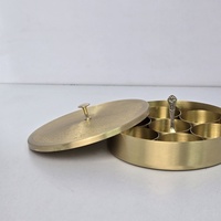 Boîte à épices ronde en laiton faite à la main, 7 compartiments, Masala Dabba indien, couvercle gravé, écologique, durable, organiseur WB Inc India