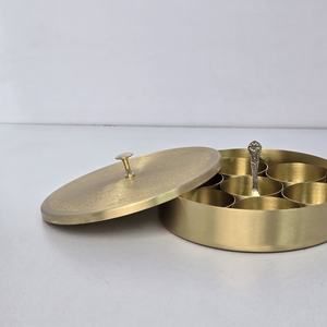 Caja de Especias Redonda de Latón Hecha a Mano con 7 Compartimentos, Tapa Grabada, Ecológica y Duradera, Organizador de Masala Dabba Indio, WB Inc India - Product Image 3