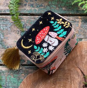 Boîte à bijoux brodée en forme de champignon : Étui de voyage perlé - Product Image 3