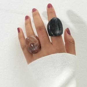 Bague en résine colorée pour femmes, bijoux faits à la main, bague artistique légère pour un style quotidien, collection boutique - Product Image 4