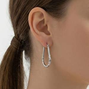 Aros de Acero Inoxidable con Baño de Oro de 18K en Forma de U Texturizados al por Mayor - Product Image 6