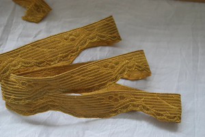 Nueva llegada: Uniforme de monasterio antiguo y hermoso con brocado dorado y trenza metálica dorada tejida, prenda rara y excepcional. - Product Image 3