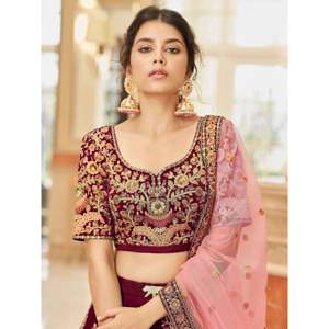 Lehenga Choli de novia de terciopelo bordado color granate con perlas y encaje - Product Image 3