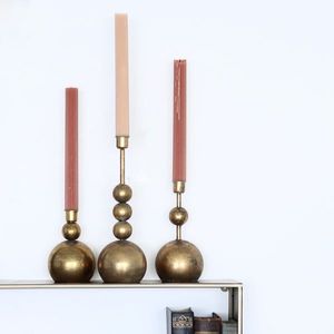 Ensemble de porte-bougies de Noël en métal doré minimaliste moderne, fait main, 3 sphères, supports de bougies coniques, centre de table - Product Image 1