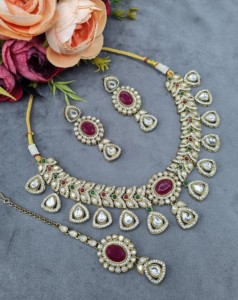 Collar con diseño de hoja y piedra preciosa de corte ovalado con pendientes a juego y mangtika, conjunto de joyería de diseñador para fiestas y recepciones. - Product Image 1