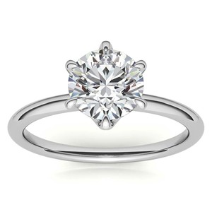 Bague de fiançailles classique en moissanite ronde brillante en or blanc 14 carats, solitaire à 6 griffes, pour demande en mariage - Product Image 1
