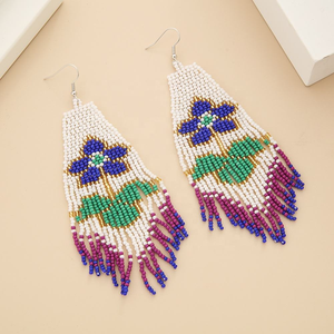 Pendientes Huggie de Verano a la Moda para Mujer, Diseño Floral Pequeño y Fresco, Hechos a Mano con Cuentas Acrílicas - Product Image 3