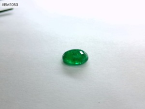 มรกตคุณภาพสูงจากแซมเบีย รูปทรงวงรี 3A น้ำหนัก 5.23 กะรัต สีเขียวสดใส พลอยเม็ดเดี่ยวสำหรับทำจี้เครื่องประดับสุดหรู - Product Image 4