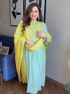 Conjunto de traje Anarkali de seda Chanderi verde menta de lujo con bloques de color amarillo lima, Kurta acampanada y pantalón, ideal para bodas indias y pakistaníes, o para el festival Mehendi. - Product Image 4