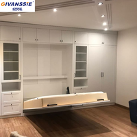 Lit Murphy horizontal blanc avec armoire, vitrine et rangement supérieur, lit mural pliable pour chambre d'amis