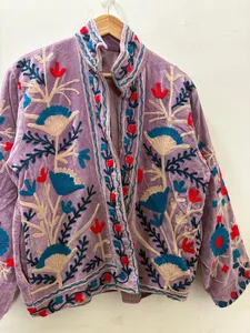 Chaqueta Bomber Bordada a Mano en Terciopelo Lavanda para Unisex, Otoño/Invierno, Estilo Vintage Boho, con Bordado Floral Suzani en Hilo de Algodón - Product Image 4