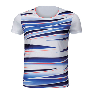 Tenue de tennis athlétique personnalisée pour homme, haut à manches courtes et short, vêtements de sport respirants et extensibles à séchage rapide pour l'entraînement - Product Image 3