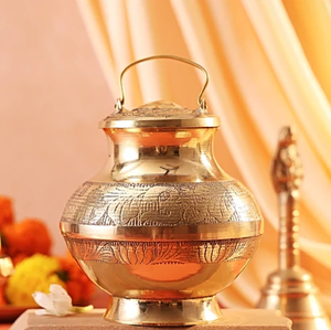 Pot en laiton martelé de forme ronde, conçu pour les cérémonies religieuses traditionnelles, disponible à prix de gros. - Product Image 4