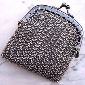 Bolso de Mano Personalizable de Malla Metálica con Estilo Moderno y Diseño de Anillos para Amantes de la Moda y un Look a la Moda - Product Image 2