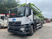 Pompe à béton montée sur camion Zoomlion 52m d'occasion 2021, châssis Mercedes, moteur diesel, bien entretenue, hydraulique stable
