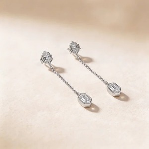 Boucles d'oreilles pendantes en or blanc 9K avec diamants baguette et ronds de 1,25 carat, vente en gros, bijoux fins personnalisés - Product Image 2