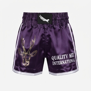 Shorts de boxe en satin personnalisés avec logo brodé violet et argenté, équipement de compétition de haute qualité, vêtements de sport fitness. - Product Image 5